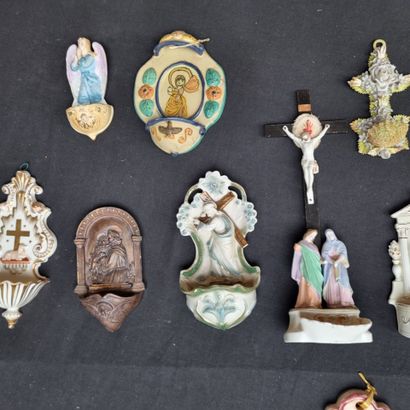 Ensemble de 30 bénitiers, diverses formes,...