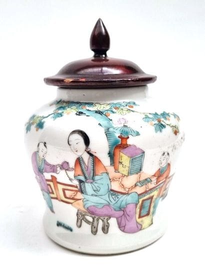 Potiche en porcelaine émaillée polychrome...