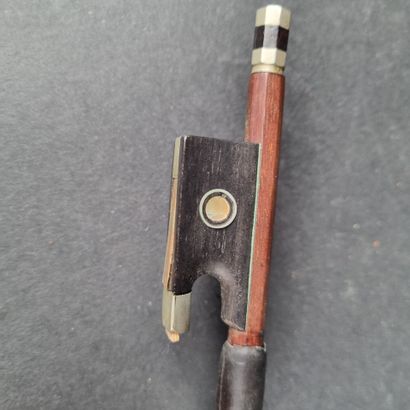 1 violon portant une étiquette 