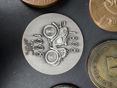 Lot de 16 médailles diverses en métal, cuivre...