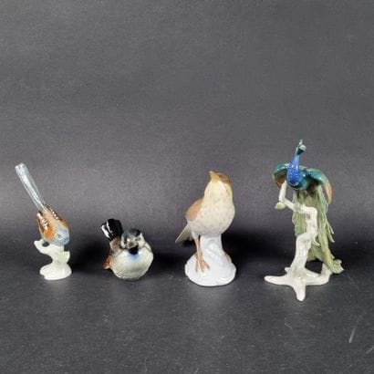 Lot de 4 oiseaux en porcelaine et faïence...