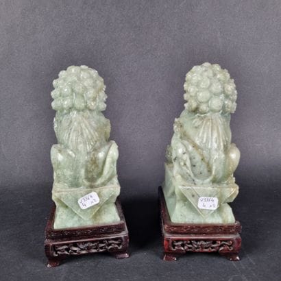 Paire de lions bouddhiques en pierre dure...