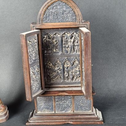 Lot d'objets religieux comprenant : 2 crucifix...