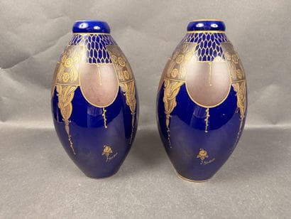 PINON-HEUZE à Tours. Paire de vases ovoïdes...