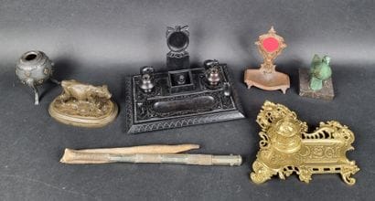 Manette : 1 encrier en ébène à décor d'éléphants,...