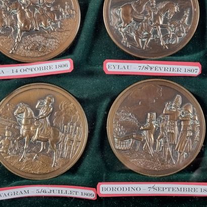Suite de 12 médailles circulaires en bronze...