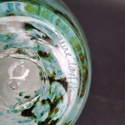 Vase en verre translucide doublé vert moucheté,...