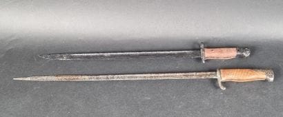 Lot de deux baïonnettes (L : 64 et 55 cm)...