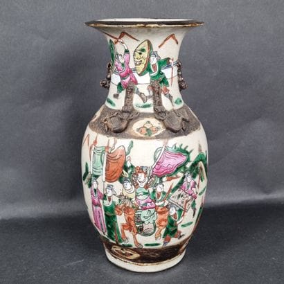 Vase en porcelaine de Nankin, à décor polychrome...