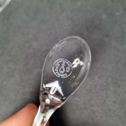 BACCARAT. Moutardier en cristal, avec sa...