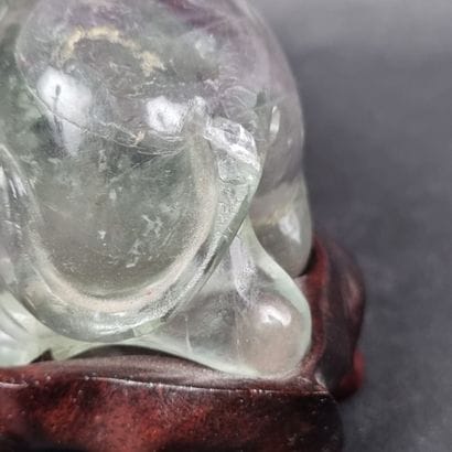 Buffle couché, sculpture en tourmaline, socle...