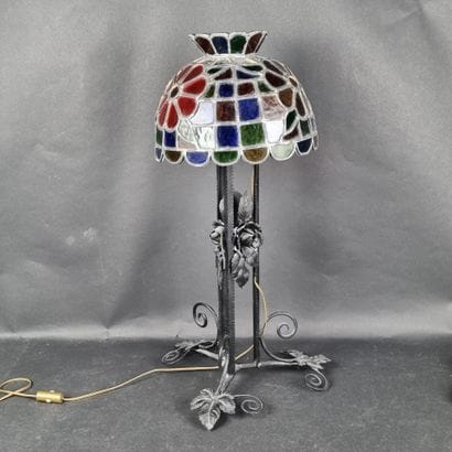 Grande lampe à poser, pied en fer forgé à...