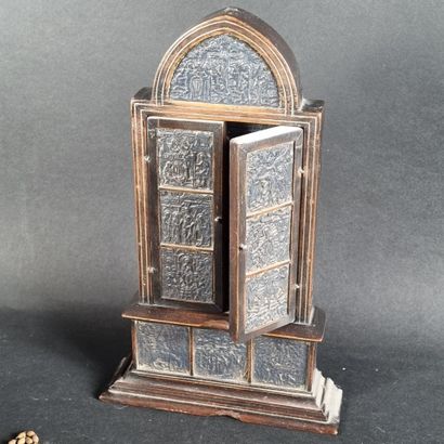 Lot d'objets religieux comprenant : 2 crucifix...