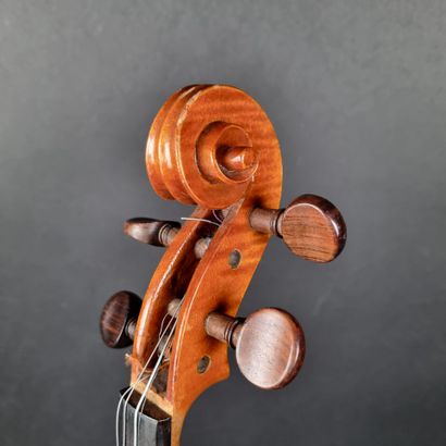 Lot comprenant : 1 violon portant une étiquette...