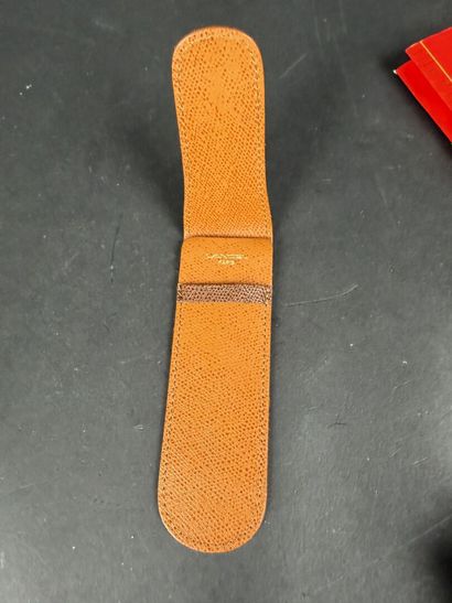 LANCEL. Étui à couteau en cuir marron, avec...