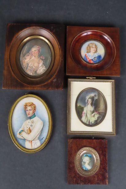 Lot de 5 miniatures à la gouache représentant...