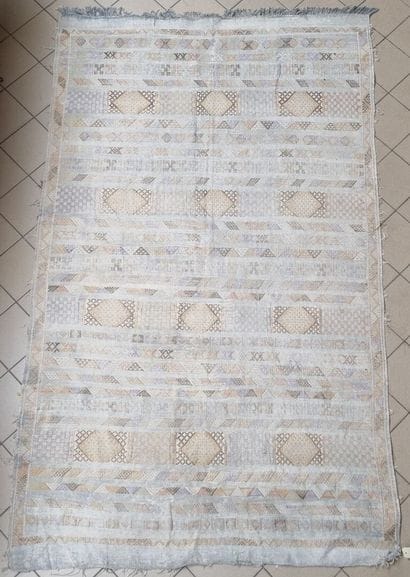Tapis en laine à décor de motifs géométriques...