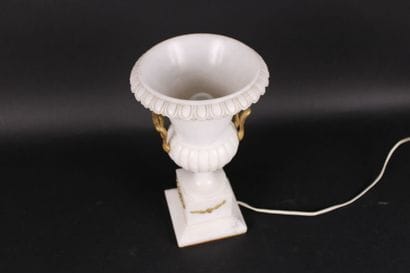 Vase Médicis en albâtre et marbre, monté...