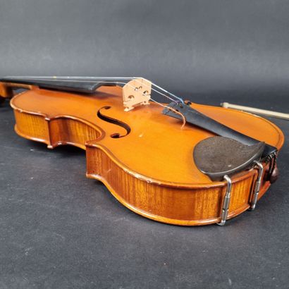 Lot comprenant : 1 violon portant une étiquette...