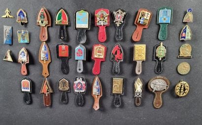 Lot de 30 insignes militaires et 1 médaille...