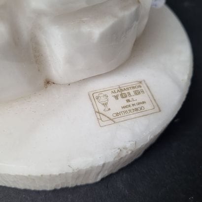 Lampe en albâtre sculpté représentant un...