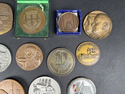 Lot de 16 médailles diverses en métal, cuivre...