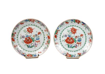 Paire d'assiettes en porcelaine polychrome,...