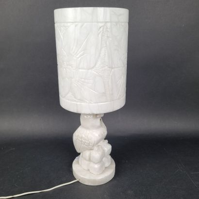Lampe en albâtre sculpté représentant un...