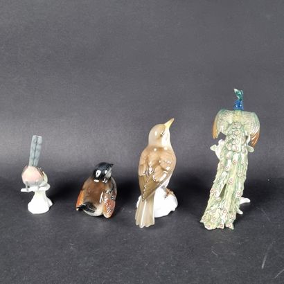 Lot de 4 oiseaux en porcelaine et faïence...
