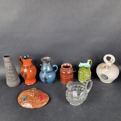 Manette : lot d'objets en carton principalement...