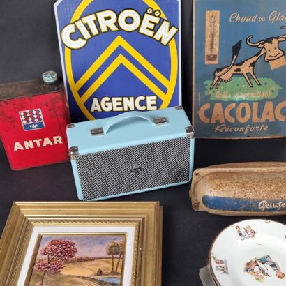 Manette : lot d'objets modernes en carton...