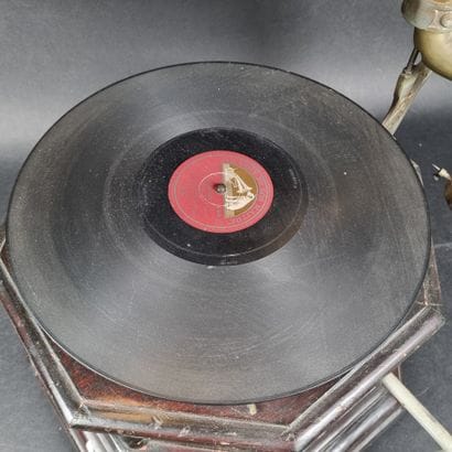 Gramophone octogonal en bois noirci His Master's...