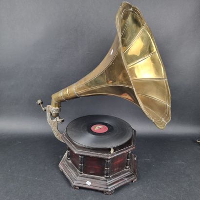 Gramophone octogonal en bois noirci His Master's...