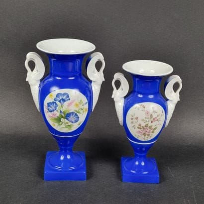 Lot de 2 vases en porcelaine de Paris à fond...