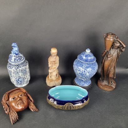 Manette : lot d'objets en carton comprenant...