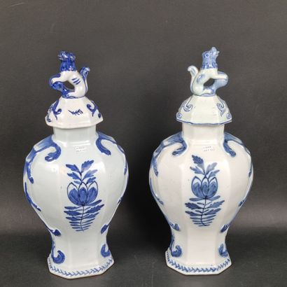 Lot de deux vases couverts de forme balustre...