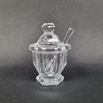 BACCARAT. Moutardier en cristal, avec sa...