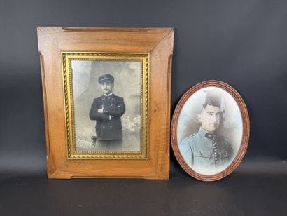 Lot de 2 photographies de soldats en tenue...
