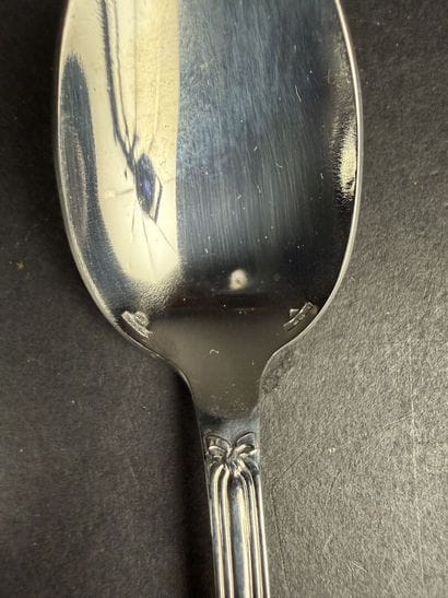 Partie de ménagère en inox modèle ruban comprenant...