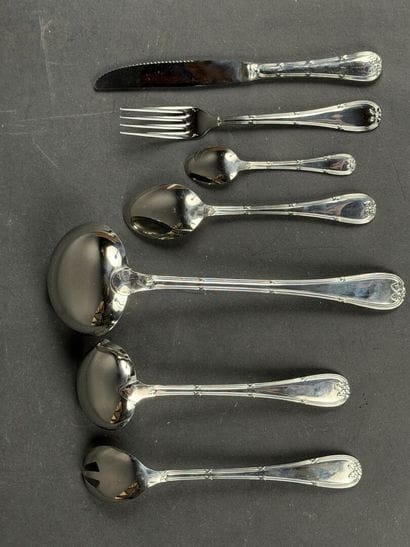 Partie de ménagère en inox modèle ruban comprenant...