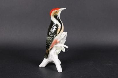 KARL ENS. Pic sur une branche, sujet en porcelaine...