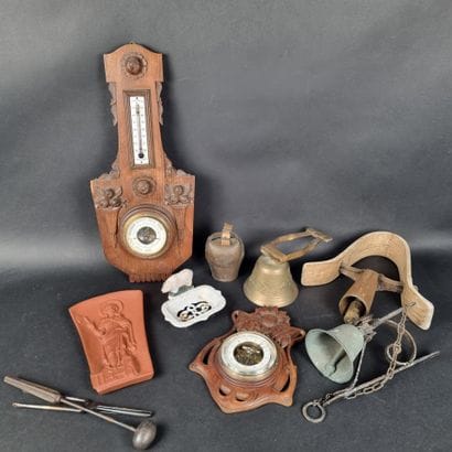 Manette : lot d'objets en carton sur le thème...