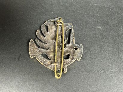 Lot comprenant : 7 insignes militaires divers,...