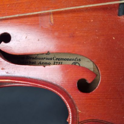 1 violon portant une étiquette 