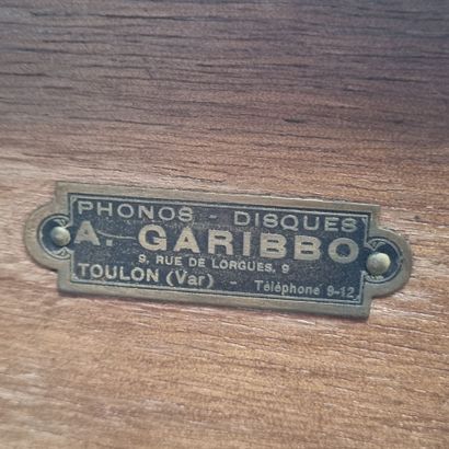 Lot comprenant : 1 gramophone et son pavillon...