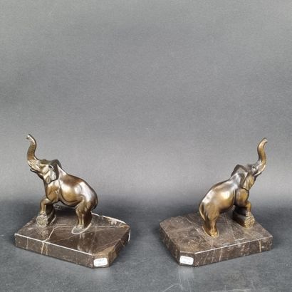Paire de serres-livres figurant des éléphants...