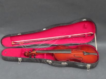 Violon et archer, avec étui (L : 37 cm)