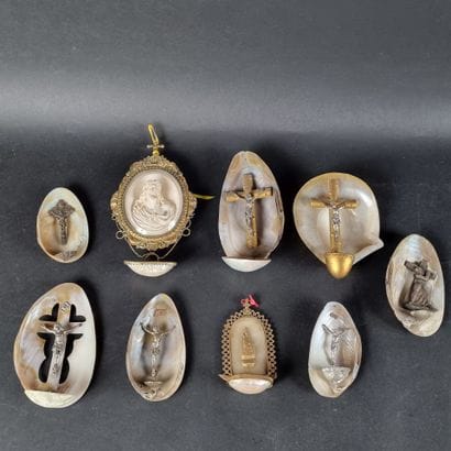 Ensemble de 9 bénitiers ornés de coquillages,...