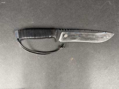Couteau de chasse artisanal, poignée recouverte...