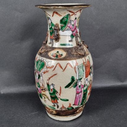 Vase en porcelaine de Nankin, à décor polychrome...